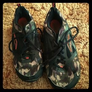 AVIA size 6 boy. Sneakers.